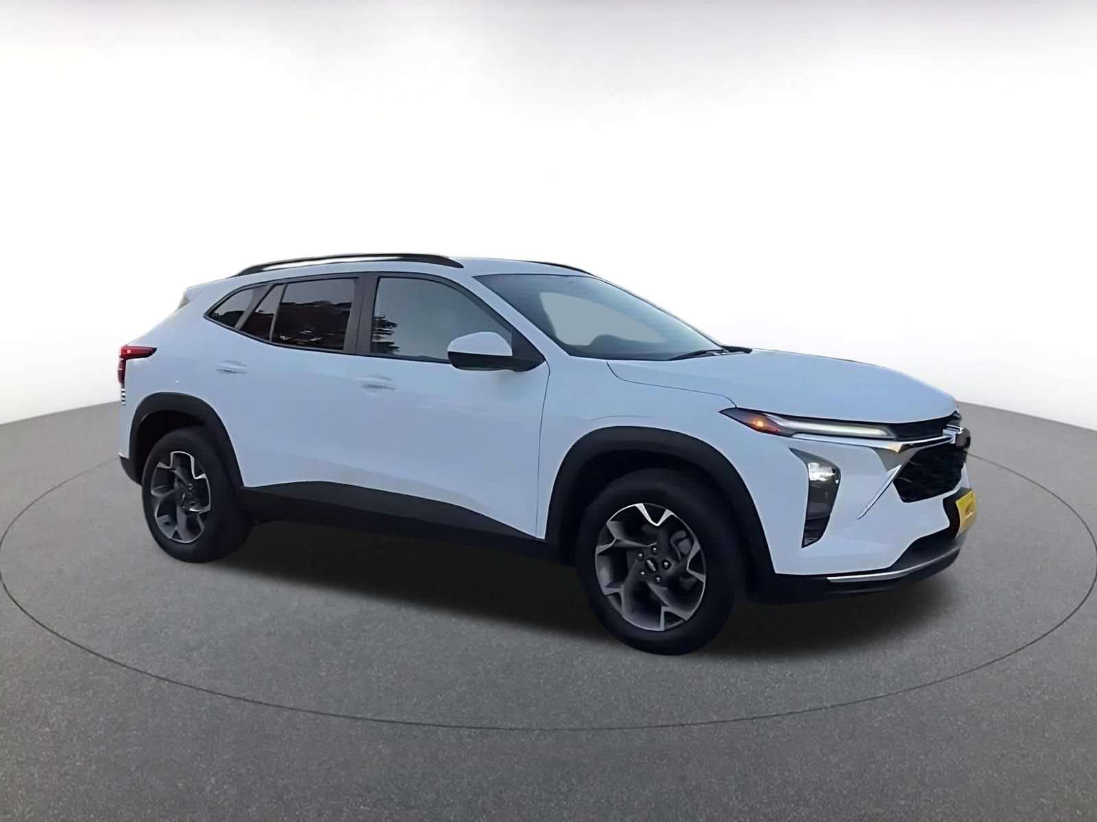 Used 2026 Chevrolet Trax LT FWD image 2