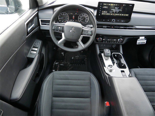 Used 2025 Mitsubishi Outlander SE image 10