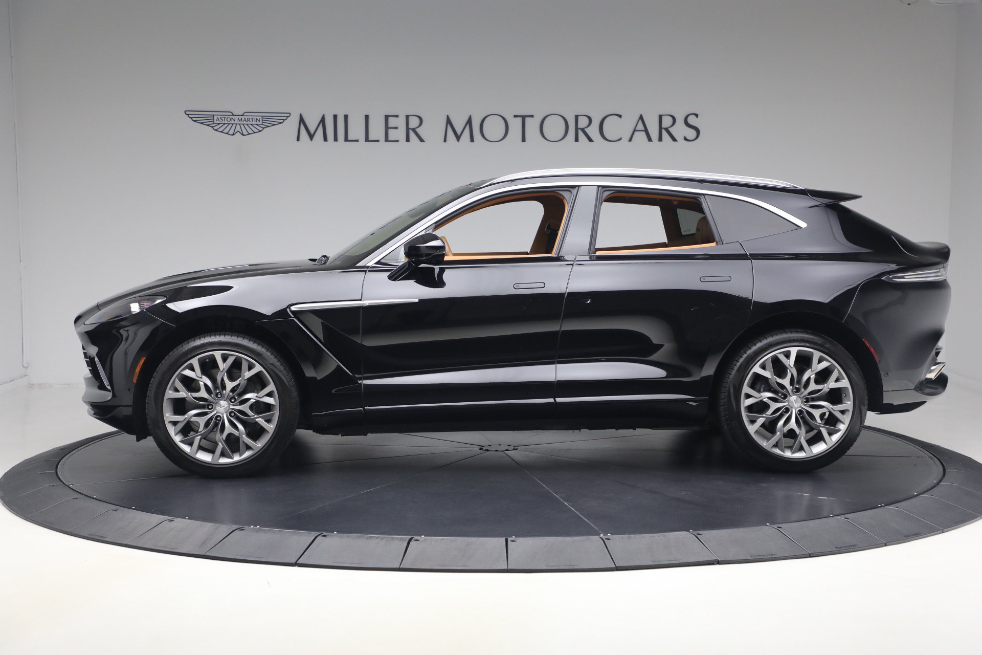 Used 2021 Aston Martin DBX AWD/4WD image 3