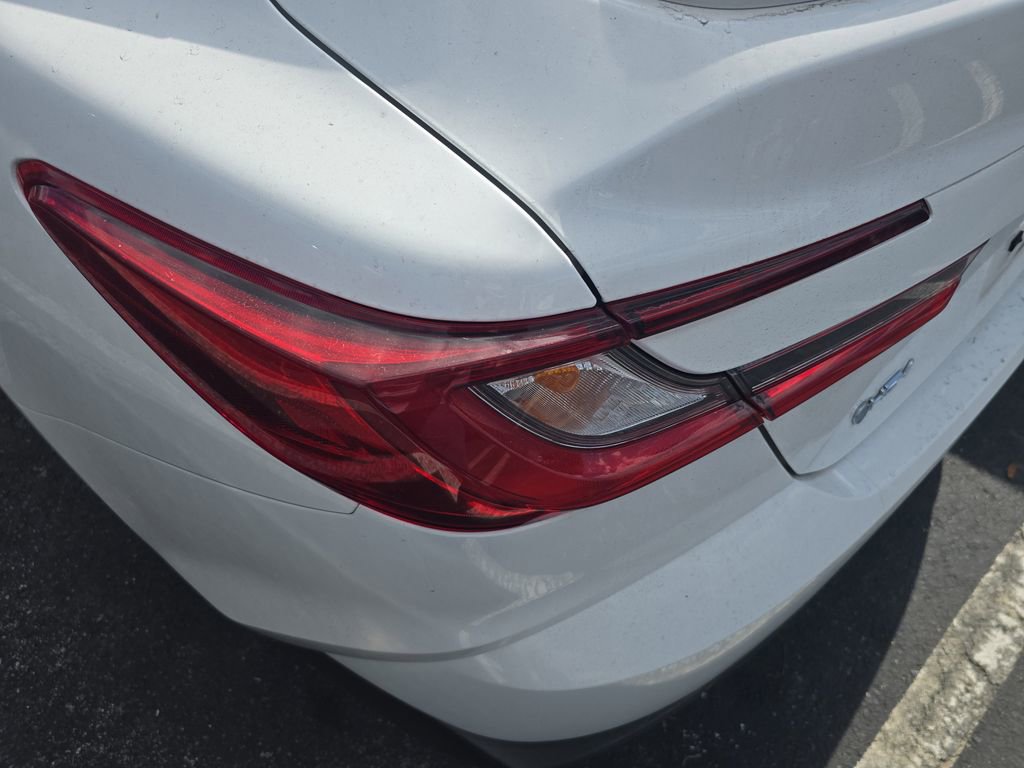 Used 2025 Toyota Camry SE w/ Convenience Package image 5