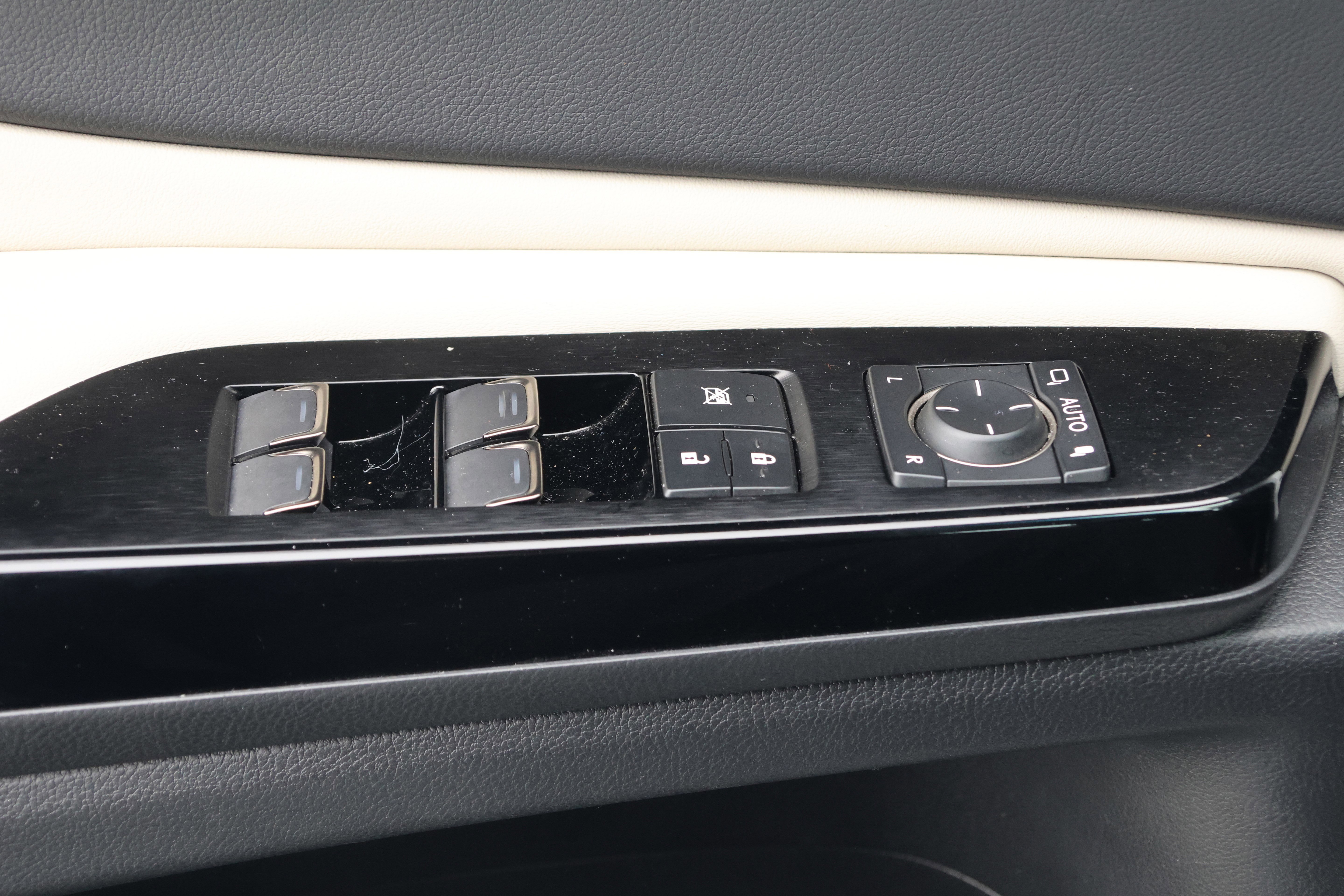 Certified 2025 Lexus ES 350 w/ Premium Package image 14