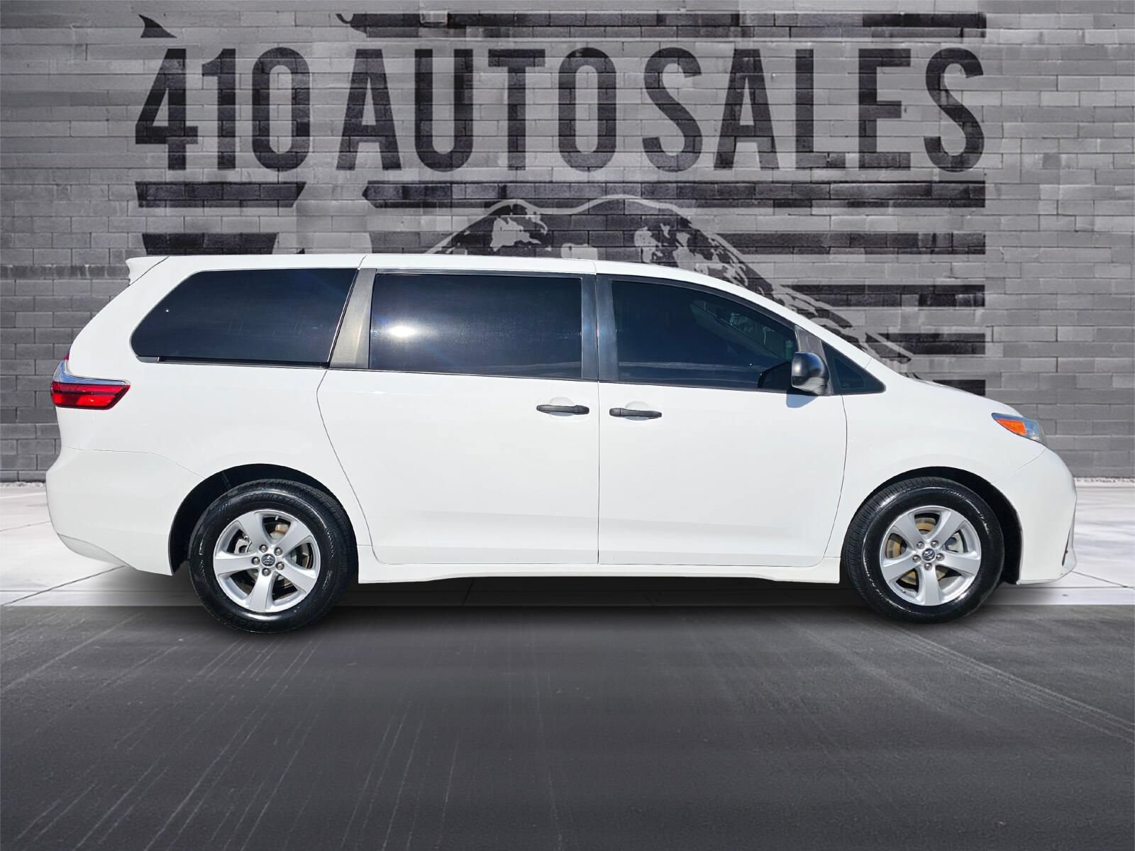Used 2019 Toyota Sienna L w/ Carpet Mat Package FWD image 2