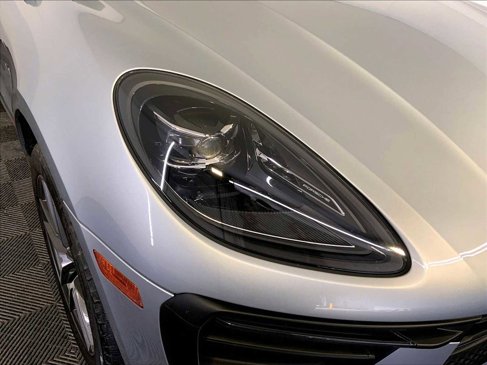 Certified 2023 Porsche Macan image 12