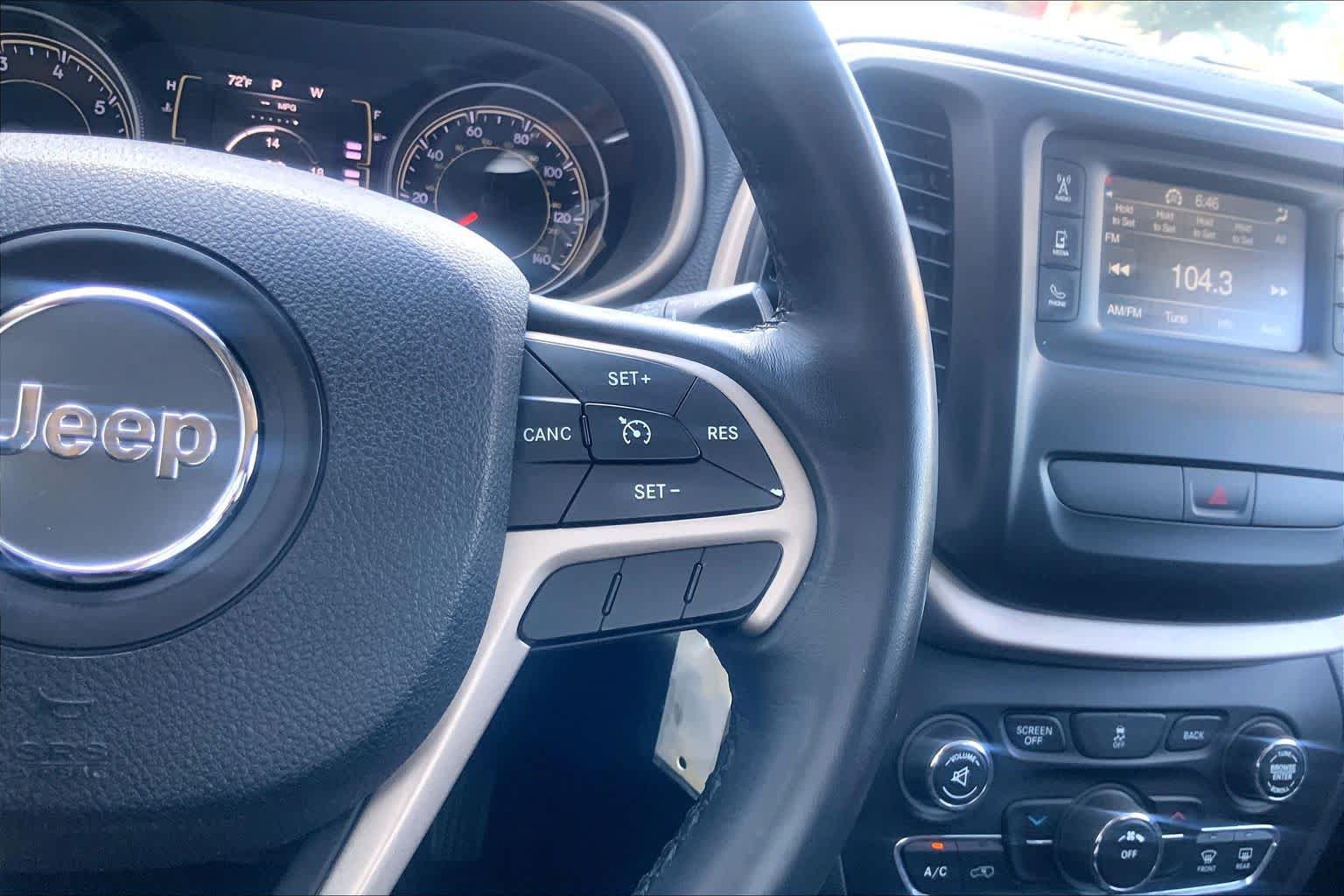Used 2015 Jeep Cherokee Latitude FWD image 23