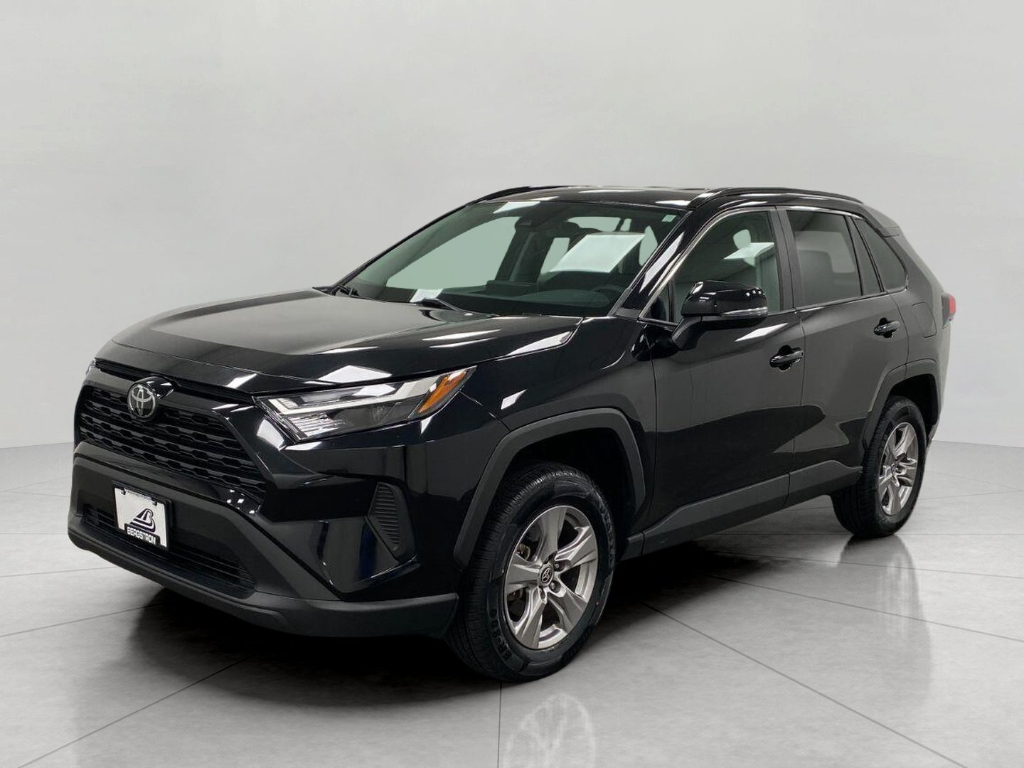 Used 2025 Toyota RAV4 XLE AWD/4WD image 9