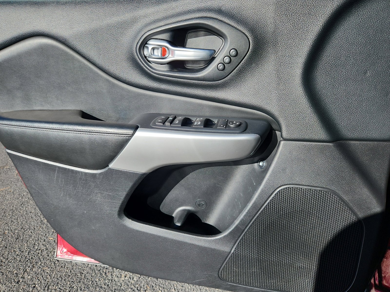 Used 2016 Jeep Cherokee Overland w/ Technology Group image 13