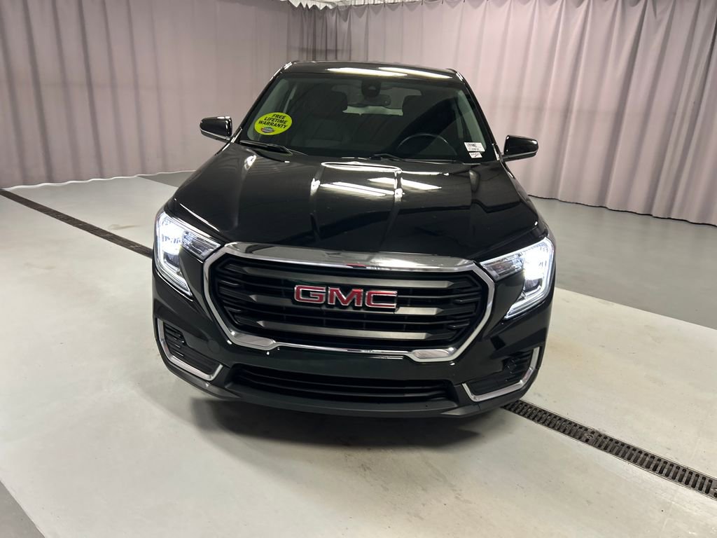 Used 2024 GMC Terrain SLE FWD image 2