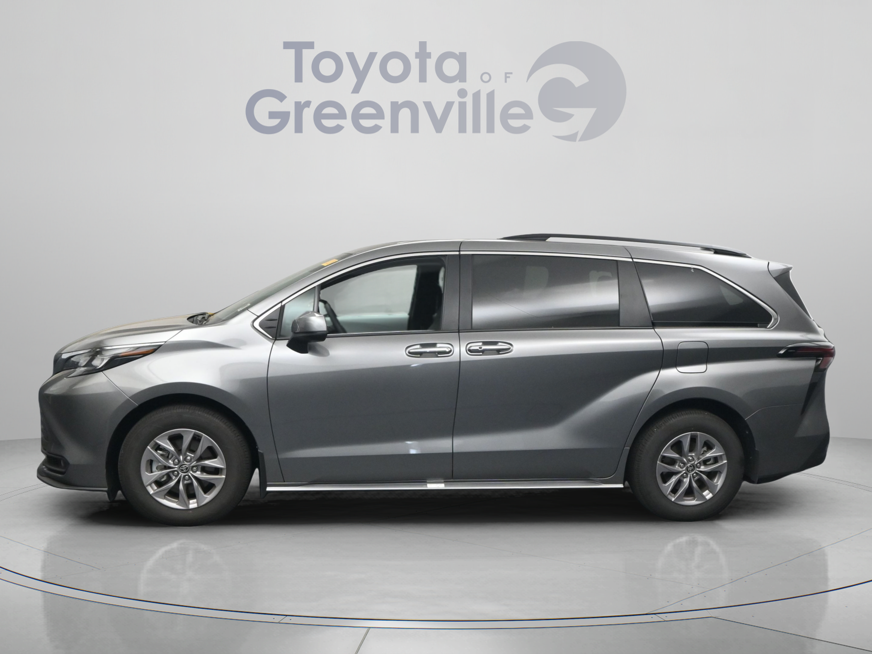 Certified 2026 Toyota Sienna XLE FWD image 5