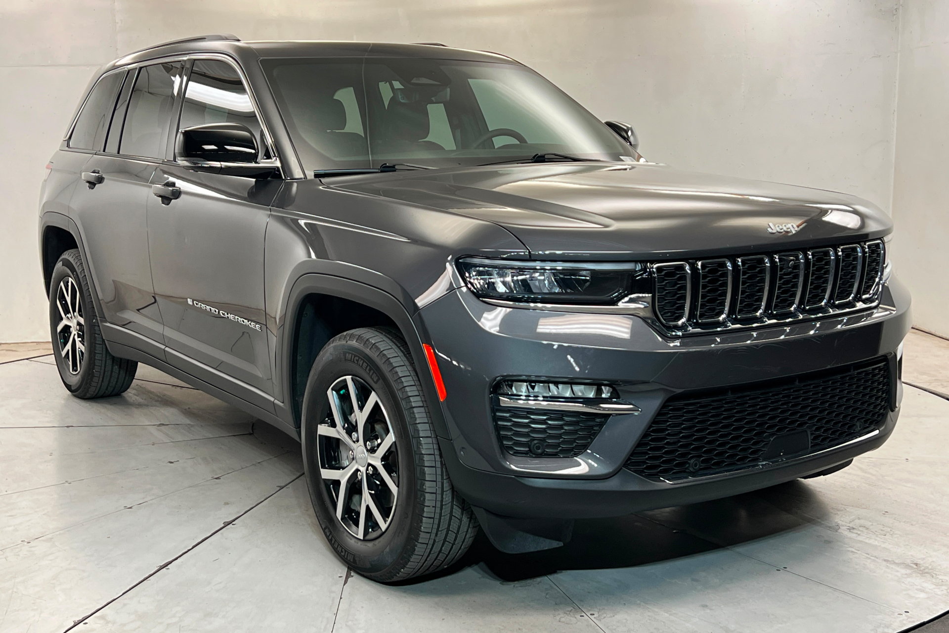 Used 2025 Jeep Grand Cherokee Limited w/ Luxury Tech Group II AWD/4WD image 7