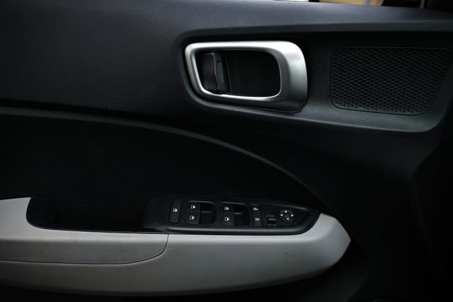 Used 2024 Hyundai Venue SEL image 14