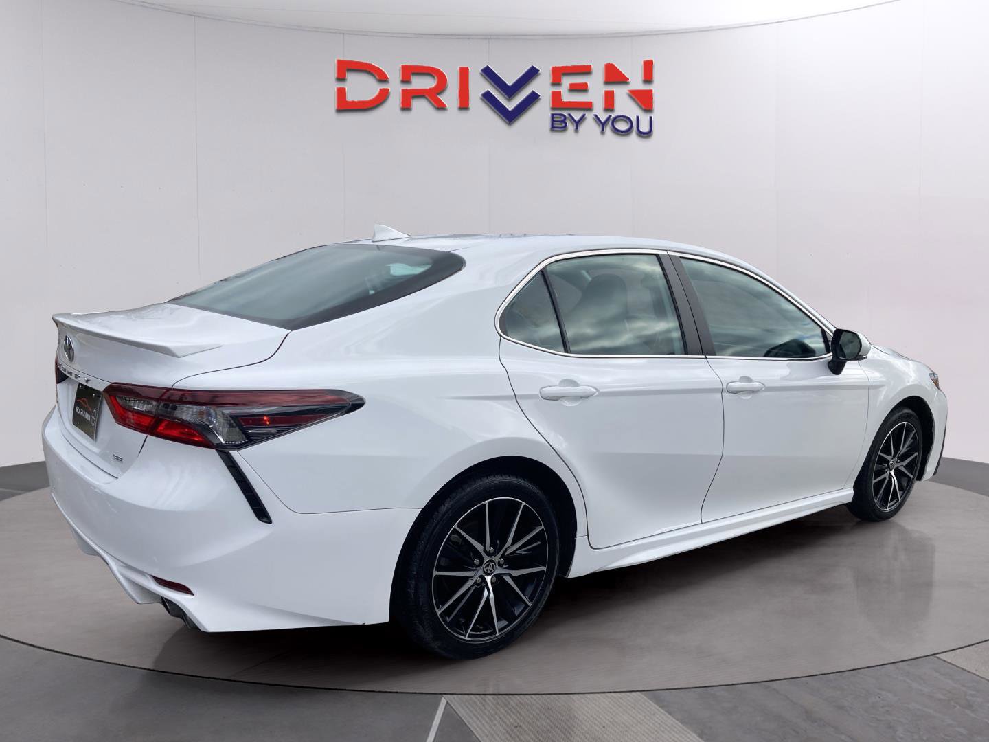 Used 2024 Toyota Camry SE image 6