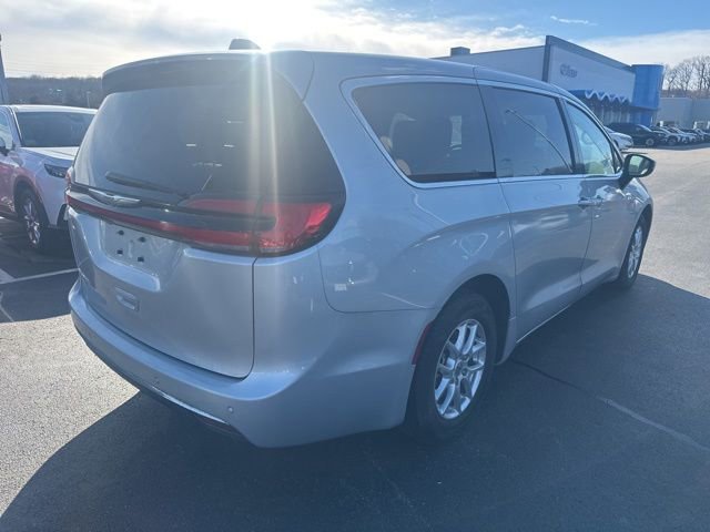 Used 2023 Chrysler Pacifica Touring-L image 4