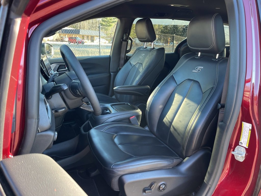 Used 2023 Chrysler Pacifica Touring-L w/ S Appearance Package image 24