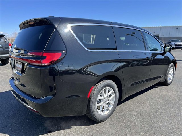 New 2025 Chrysler Pacifica Select image 10