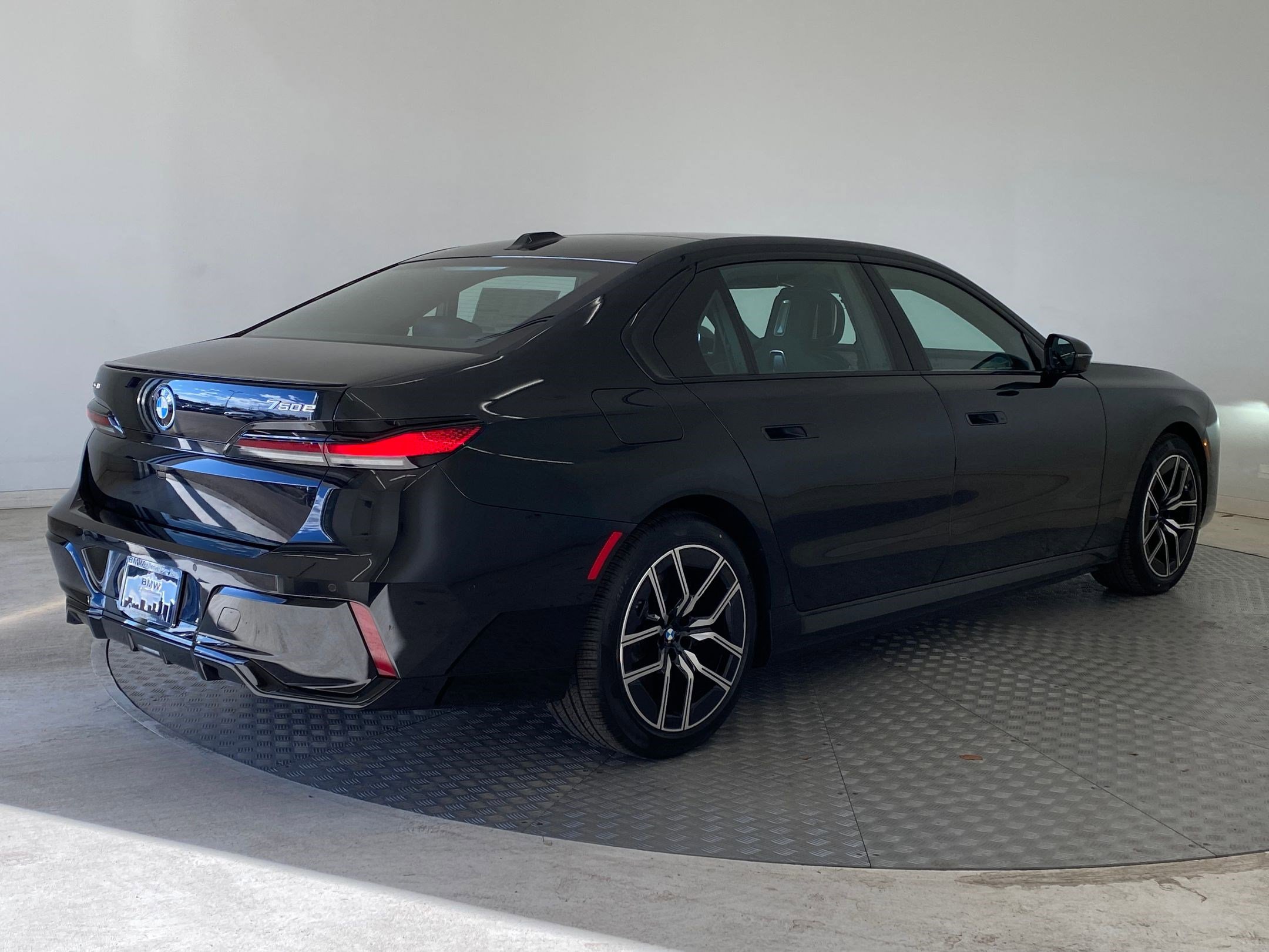New 2026 BMW 750e xDrive w/ Premium Package image 9