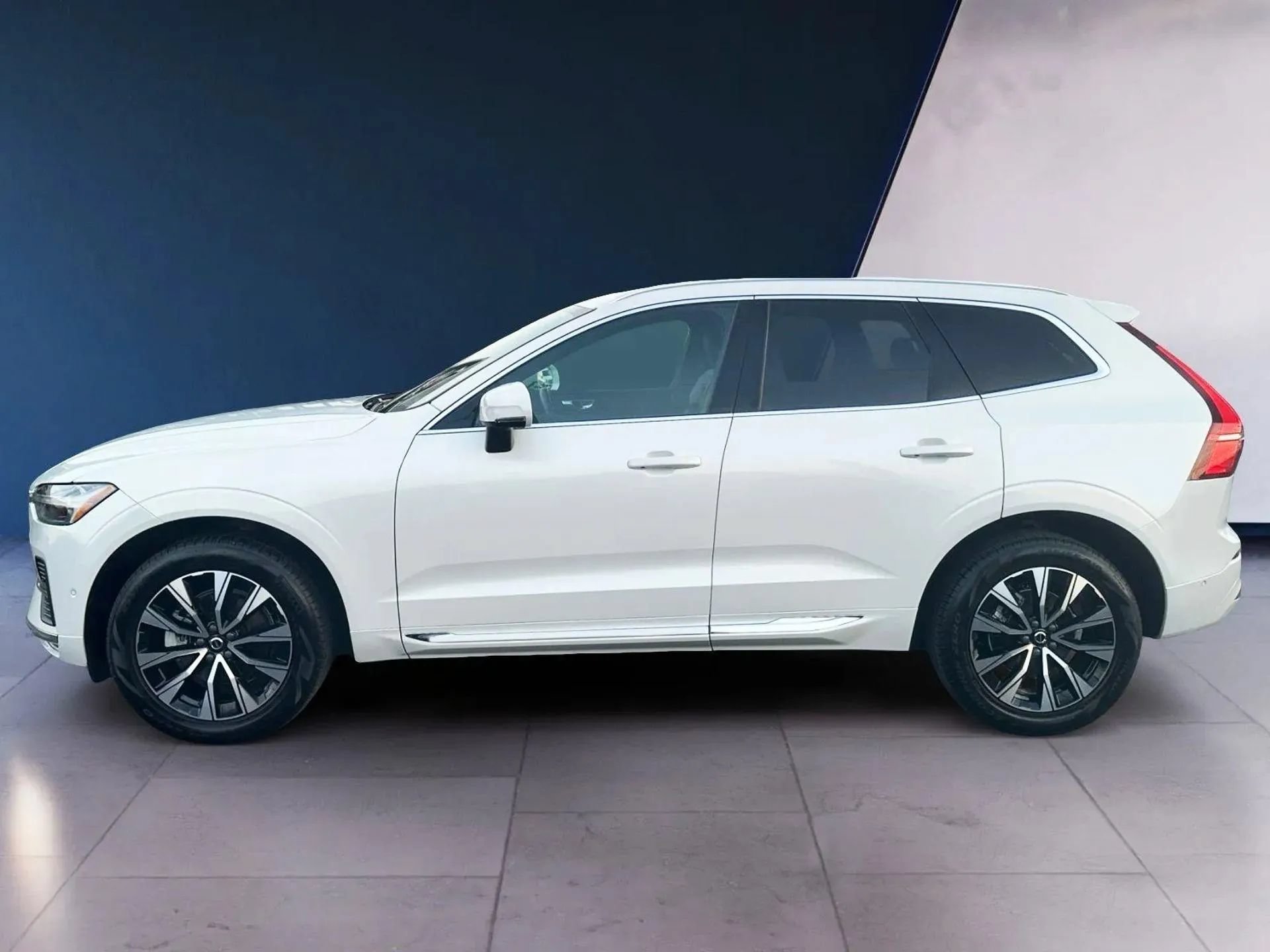 Used 2023 Volvo XC60 B5 Plus FWD image 2