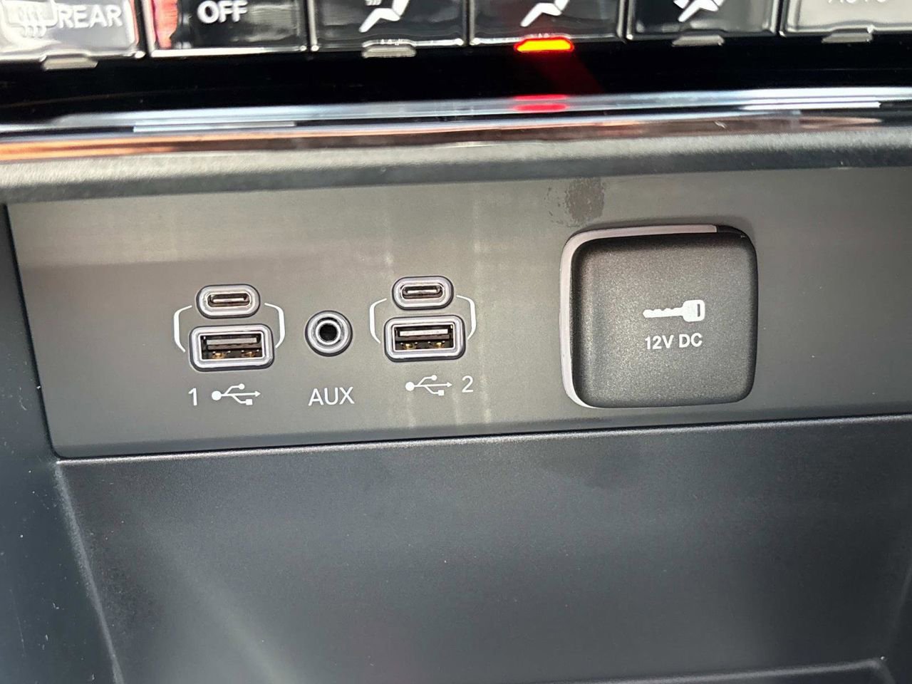 New 2025 Jeep Grand Cherokee Limited w/ Luxury Tech Group II AWD/4WD image 24