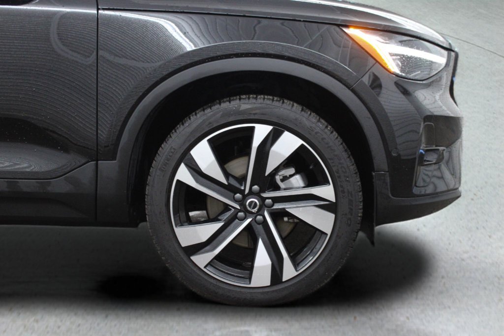 Used 2025 Volvo XC40 B5 Ultra AWD/4WD image 14