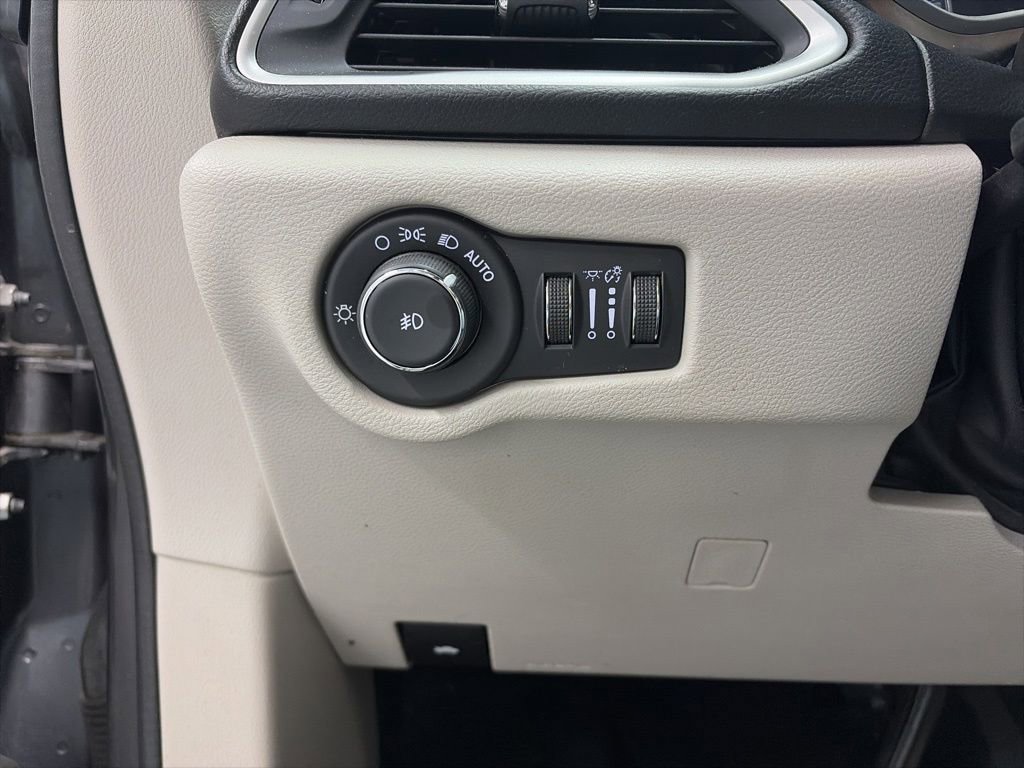 Used 2017 Chrysler Pacifica Touring-L w/ Tire & Wheel Group FWD image 23