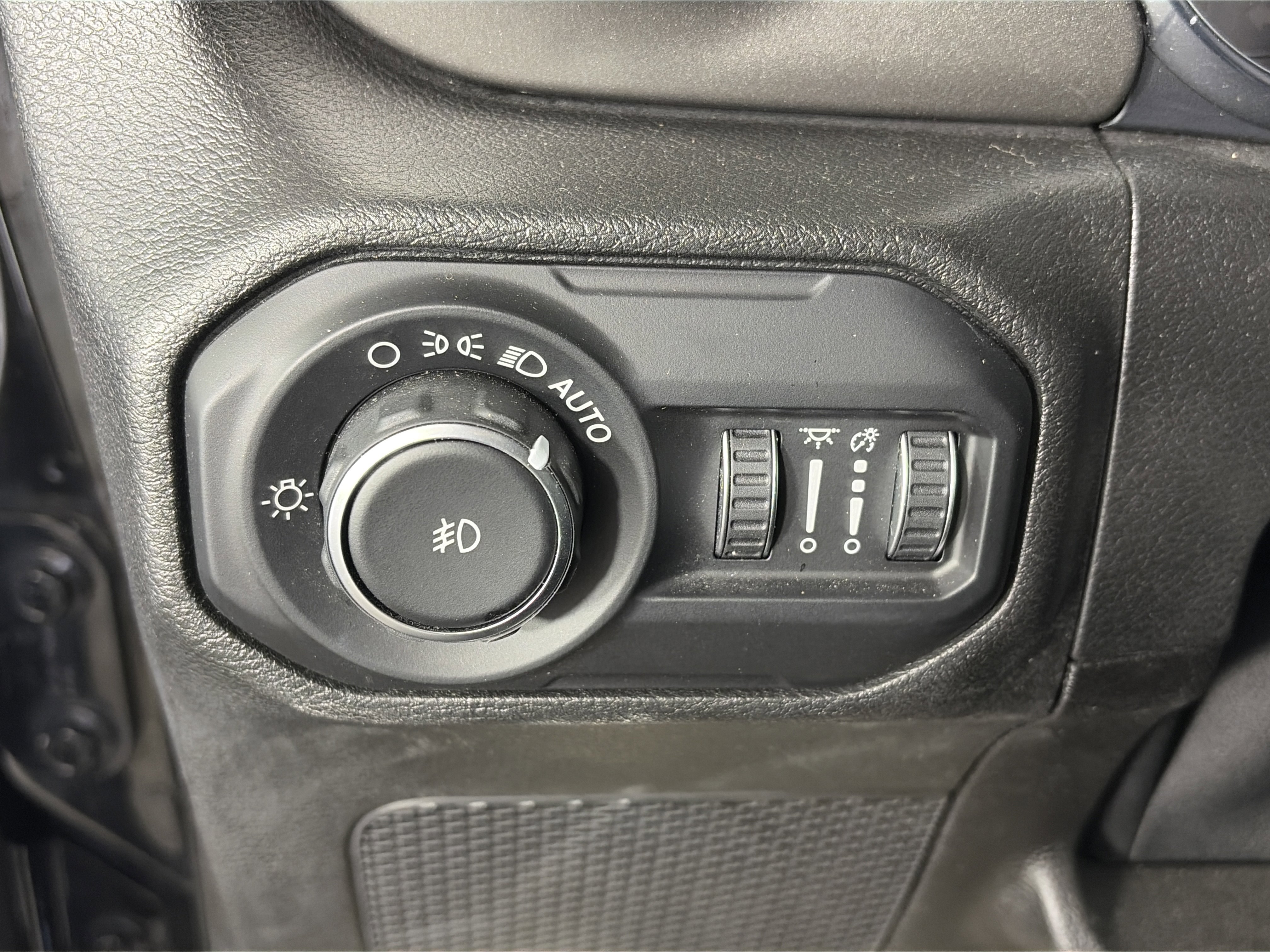 Used 2019 Jeep Wrangler Unlimited Sahara image 29