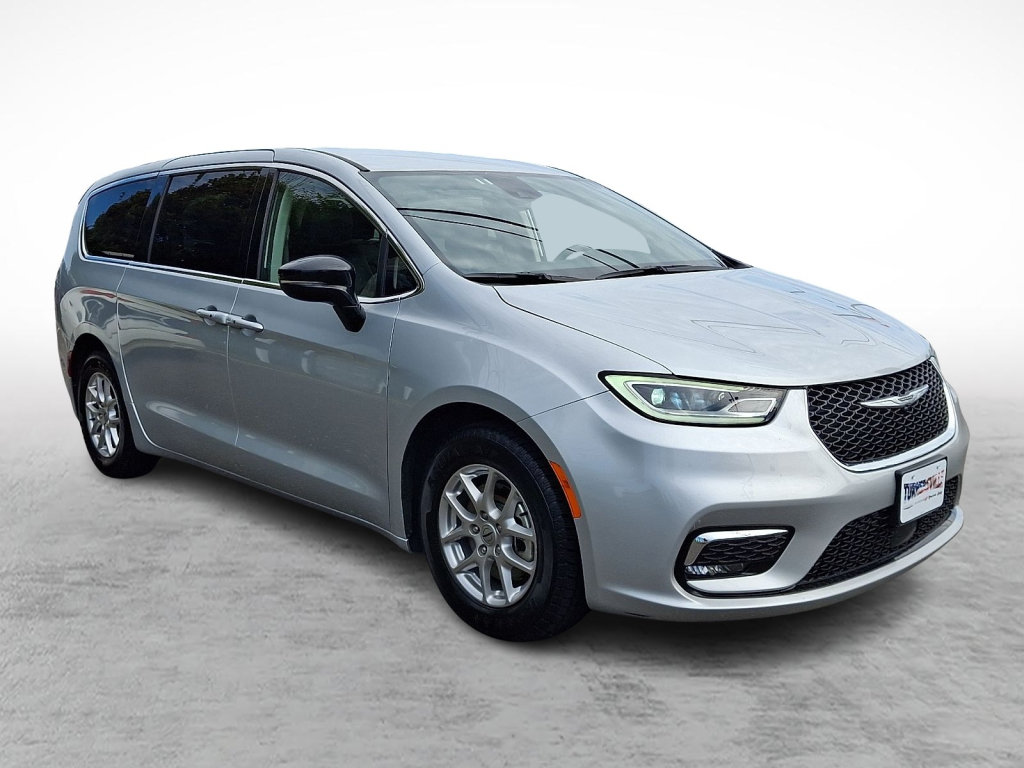 Used 2024 Chrysler Pacifica Touring-L FWD image 7