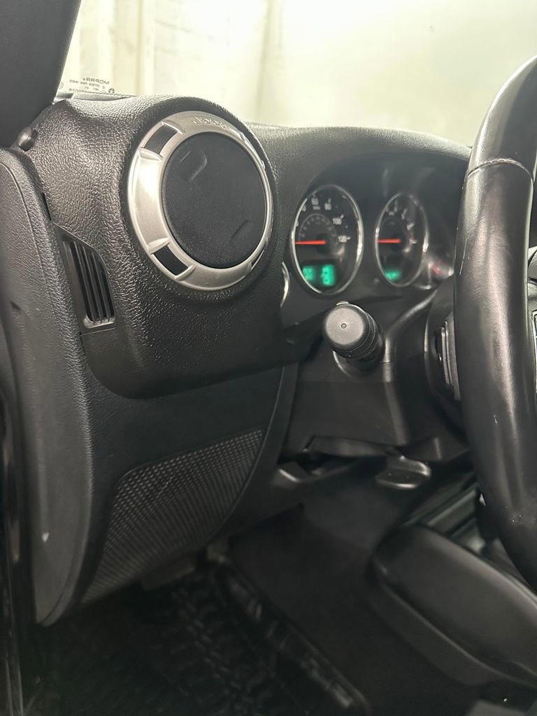 Used 2017 Jeep Wrangler Unlimited Sahara w/ Connectivity Group image 13