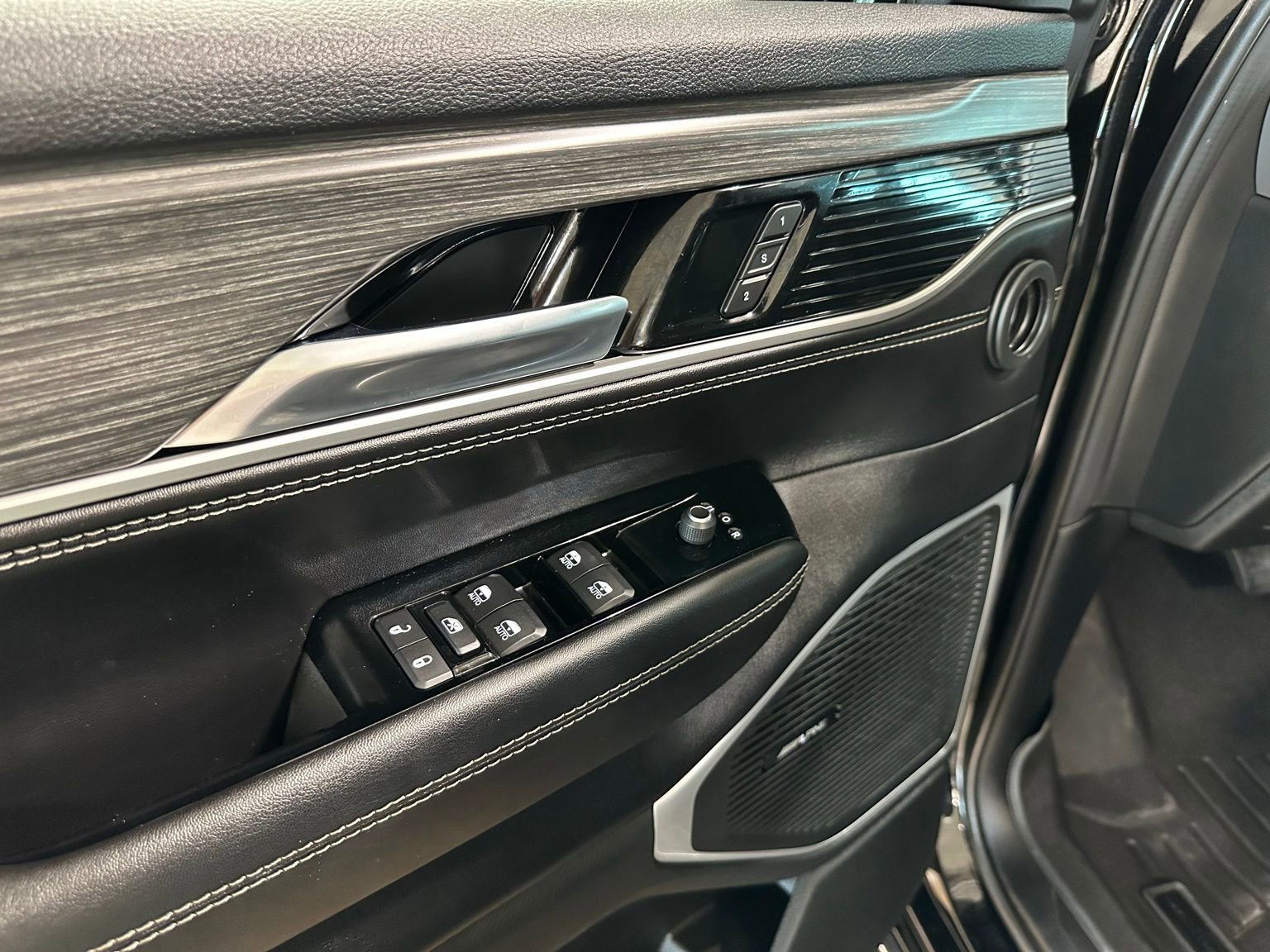 Used 2023 Jeep Wagoneer Series III w/ Preferred Equipment Group image 12