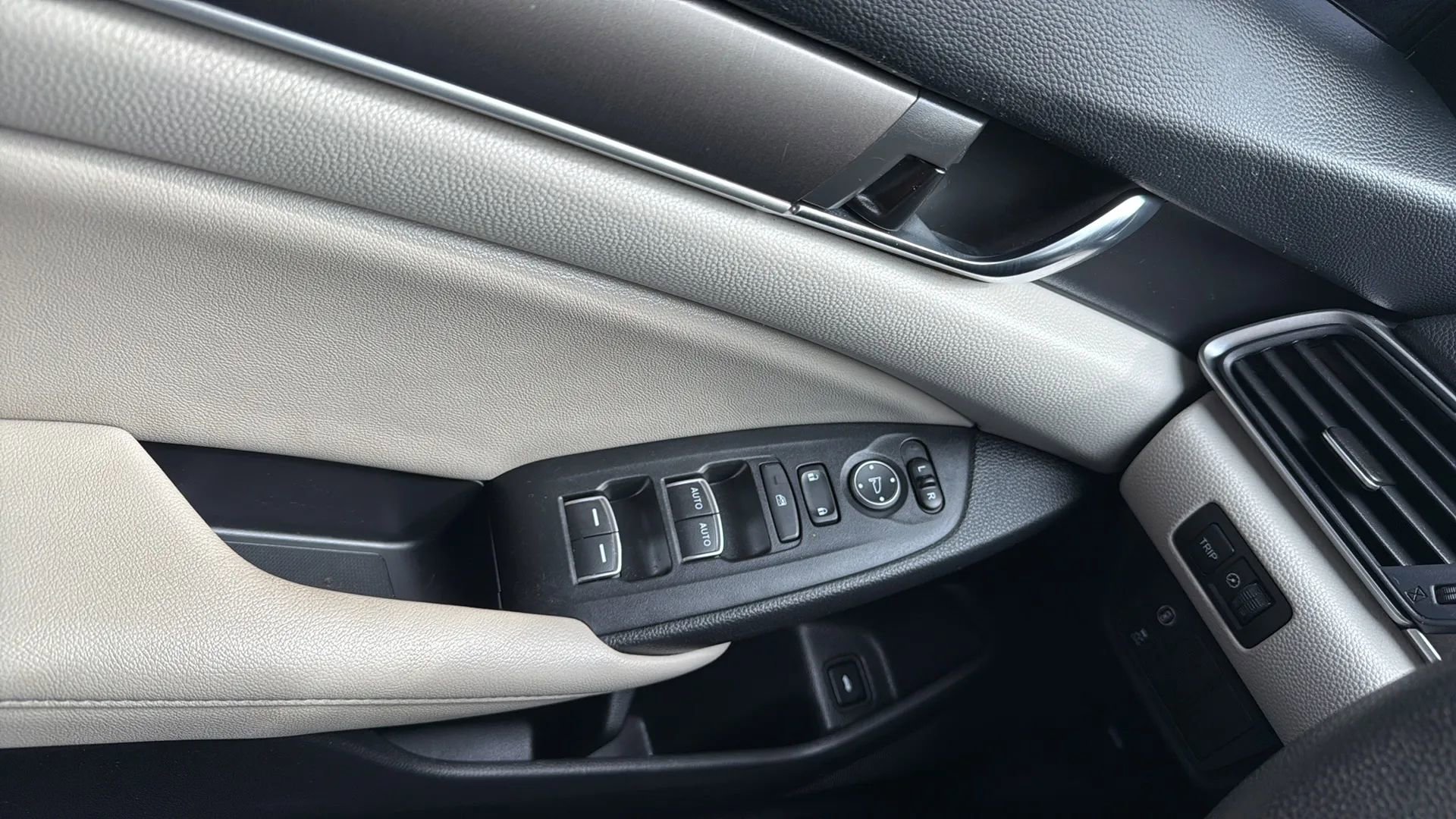 Used 2022 Honda Accord LX image 22