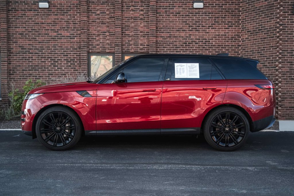 Used 2024 Land Rover Range Rover Sport SE AWD/4WD image 3