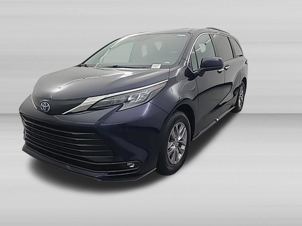 Used 2025 Toyota Sienna XLE FWD image 9