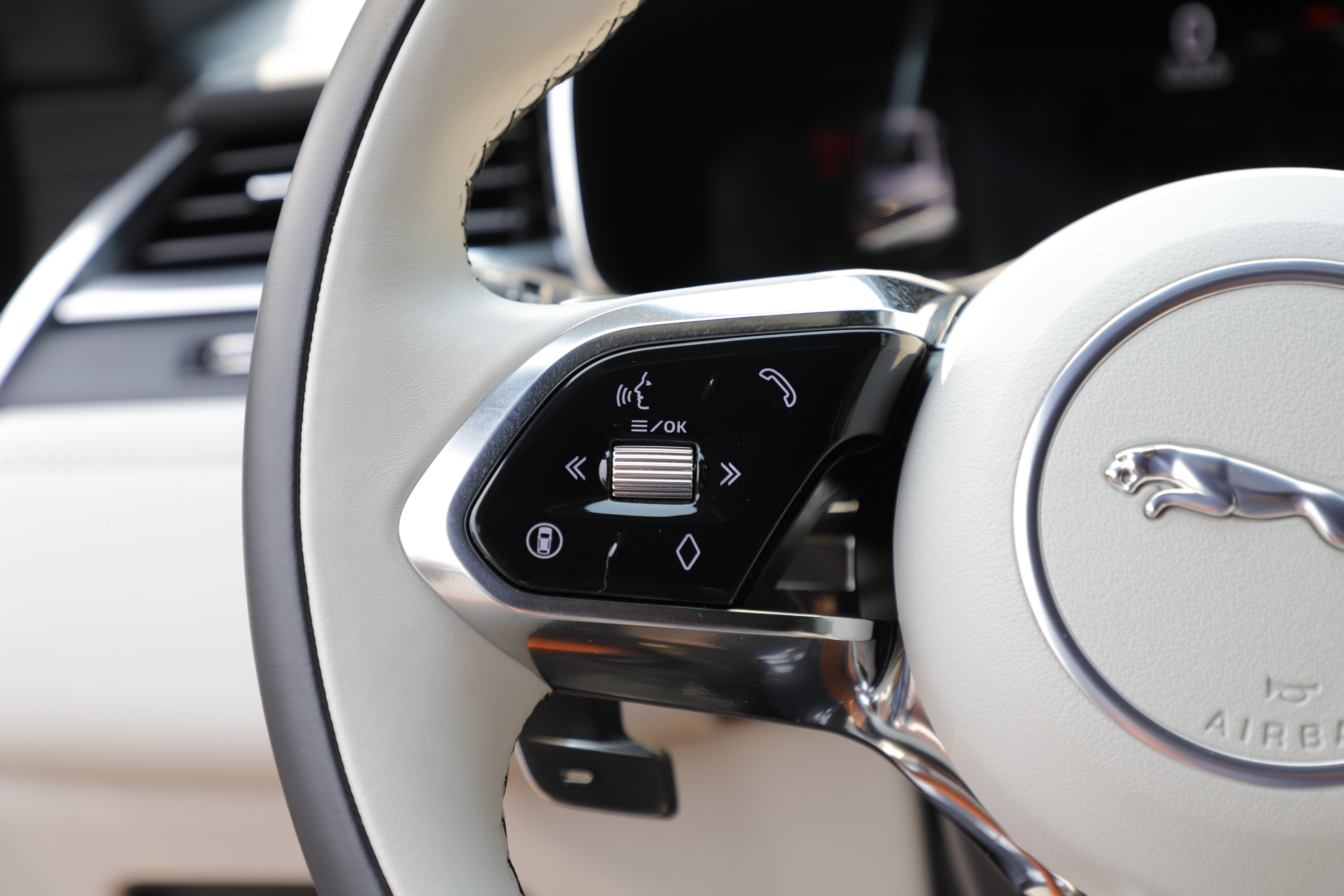 Certified 2026 Jaguar F-PACE R-Dynamic S AWD/4WD image 23