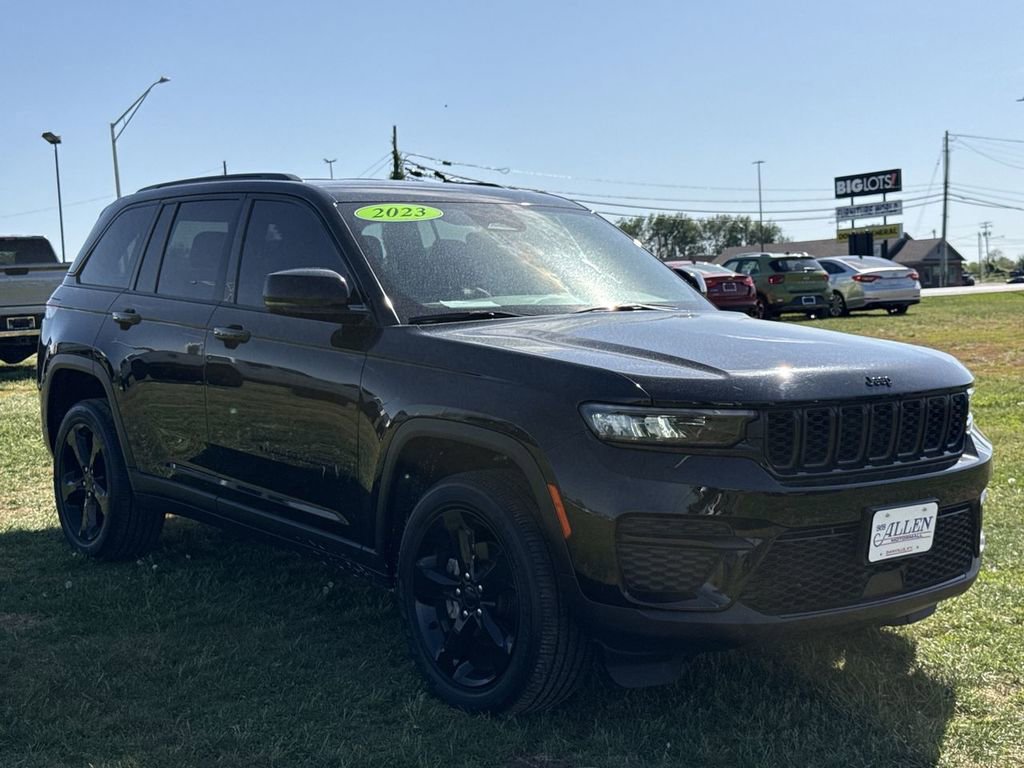 Used 2023 Jeep Grand Cherokee Altitude AWD/4WD image 15
