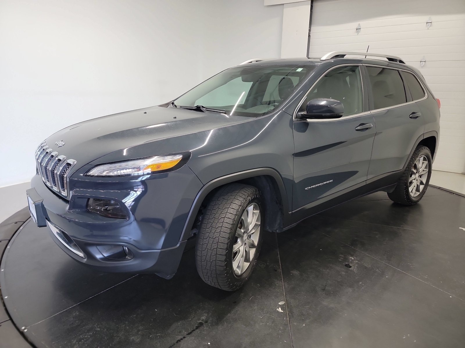 Used 2018 Jeep Cherokee Limited AWD/4WD image 3