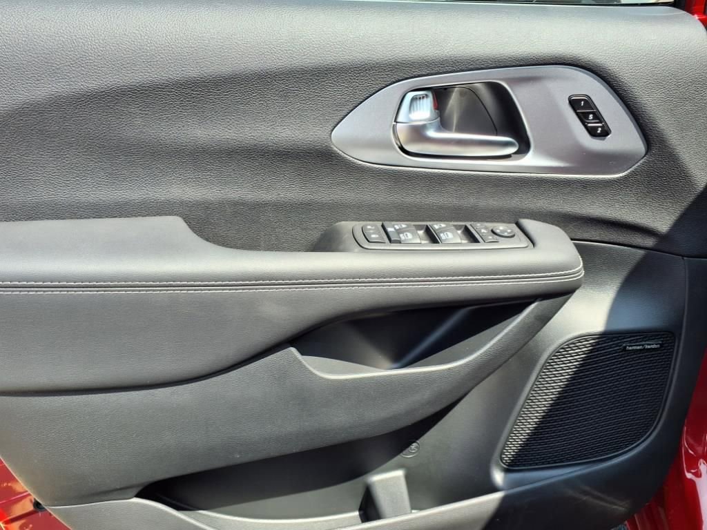 New 2026 Chrysler Pacifica Limited image 10