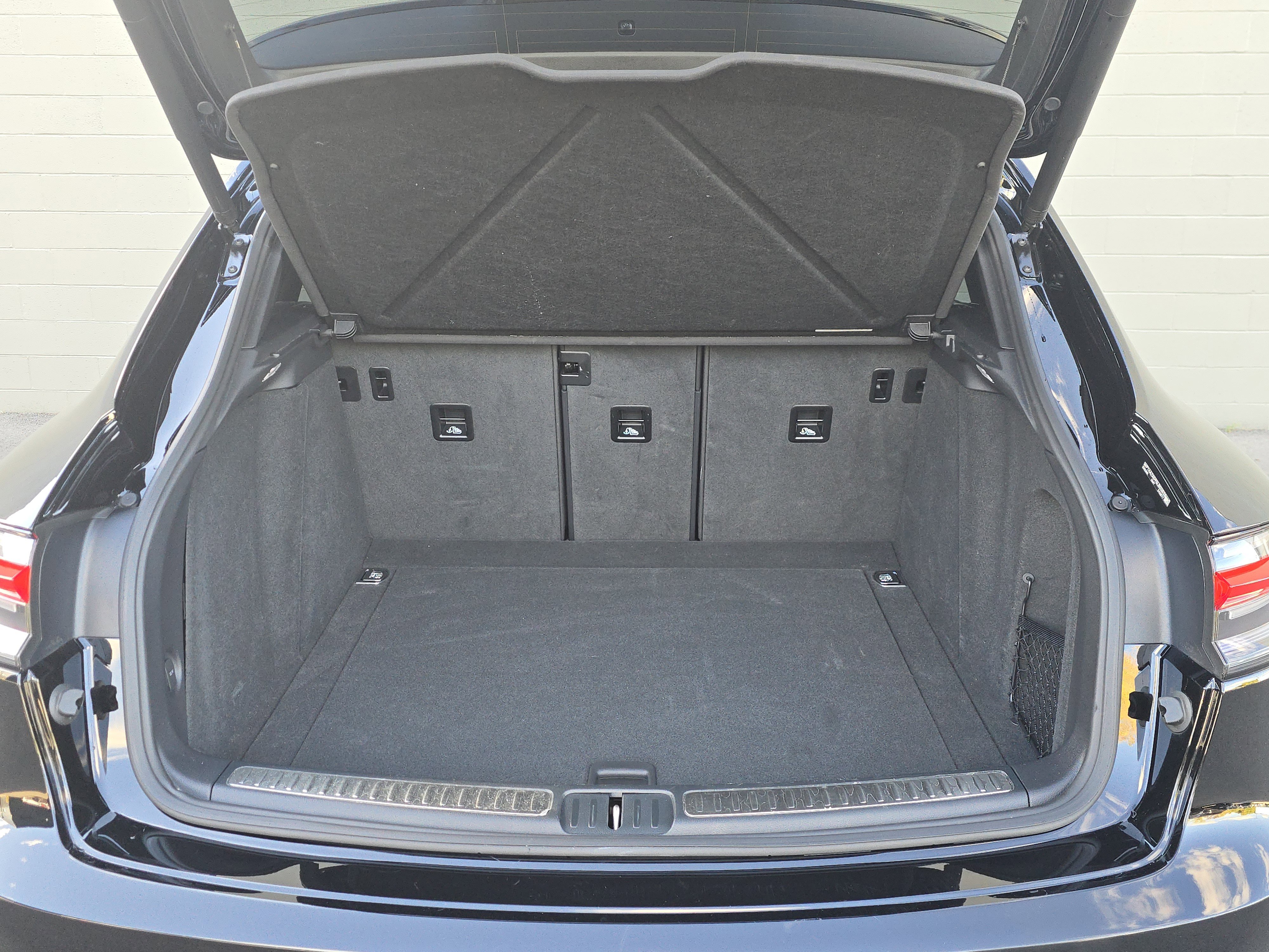 Certified 2025 Porsche Macan image 16