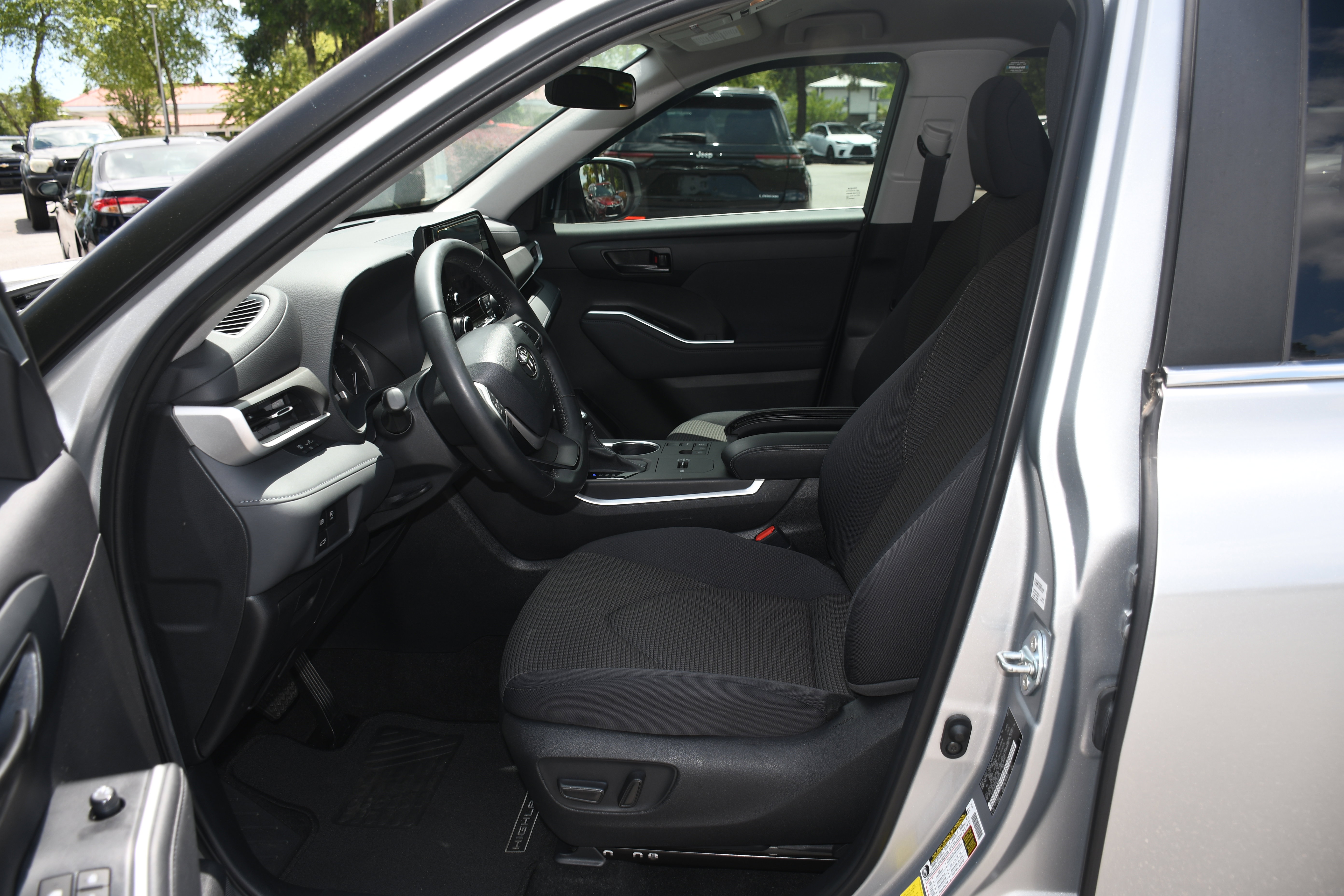 Used 2023 Toyota Highlander LE FWD image 7