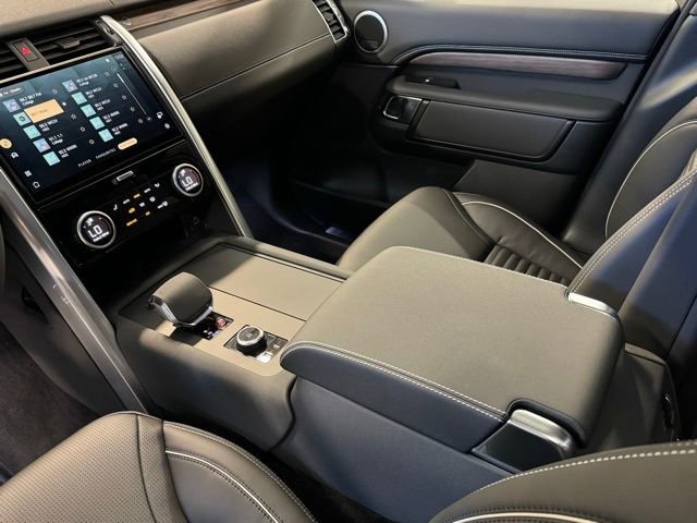 New 2024 Land Rover Discovery Dynamic SE image 12
