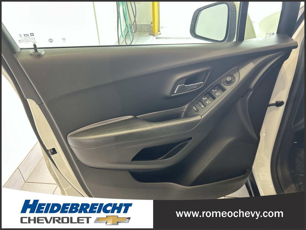 Certified 2022 Chevrolet Trax LT w/ LT Convenience Package AWD/4WD image 10