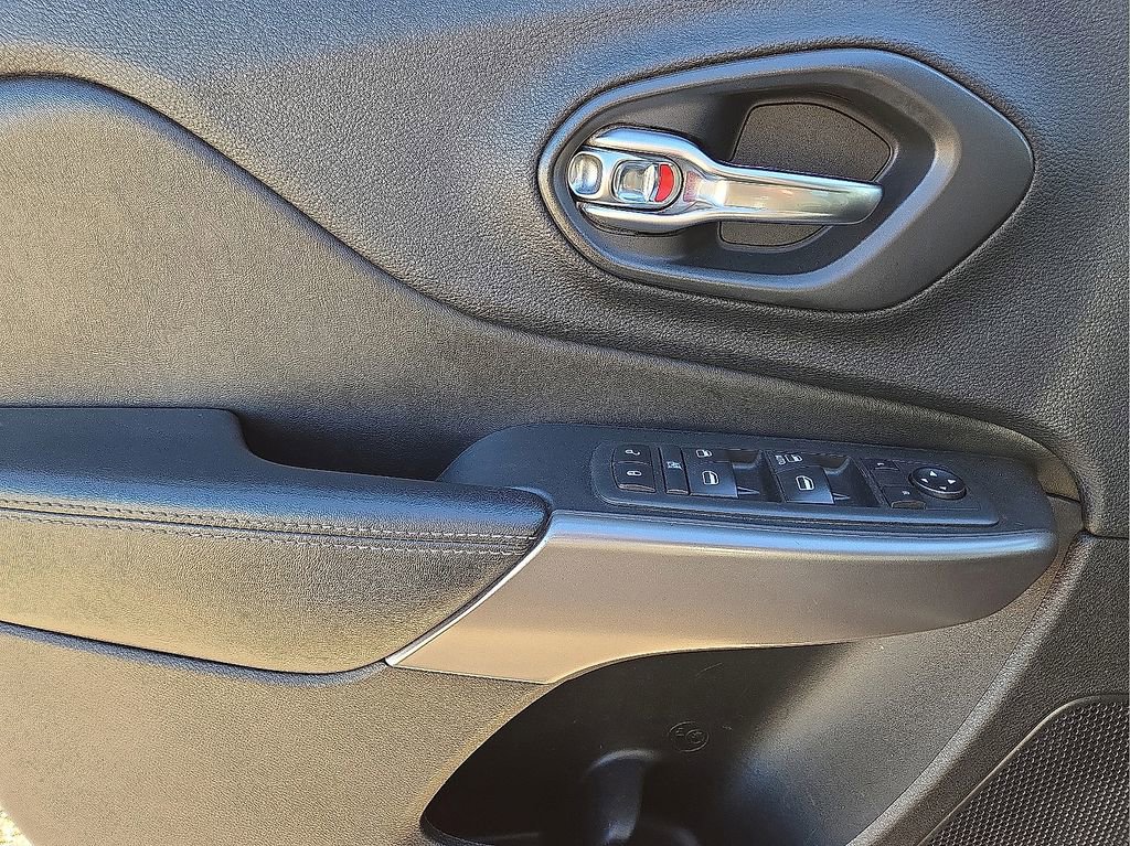 Used 2019 Jeep Cherokee Latitude w/ Popular Appearance Group image 21