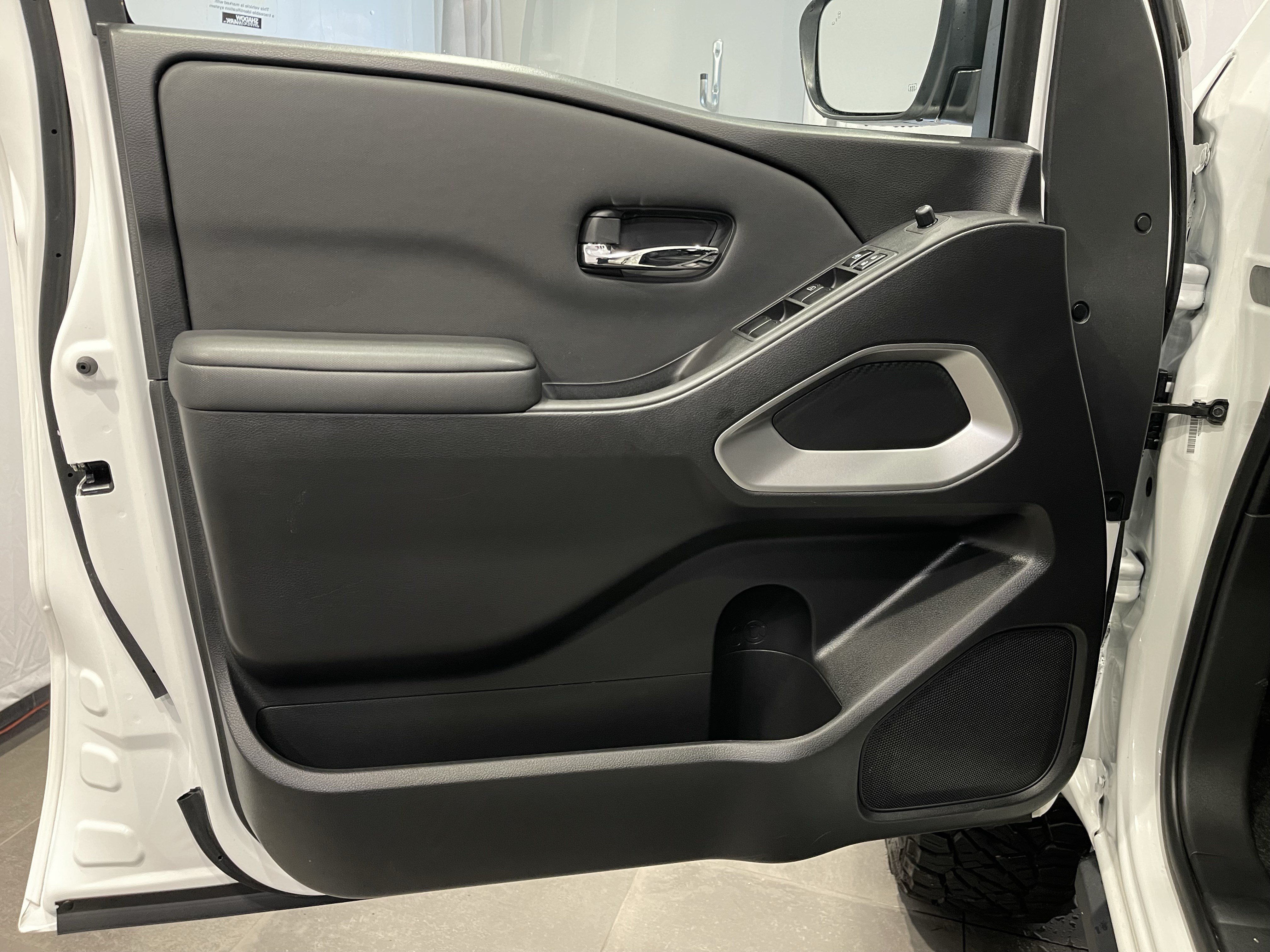 Used 2023 Nissan Frontier SV w/ SV Convenience Package AWD/4WD image 12