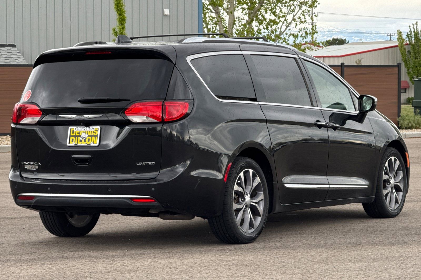 Used 2017 Chrysler Pacifica Limited w/ UConnect Theater Package FWD image 4