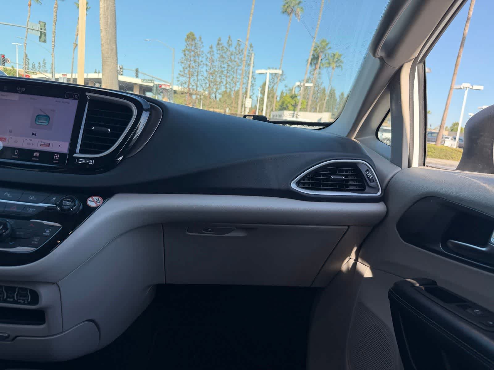 Used 2023 Chrysler Pacifica Touring-L FWD image 18