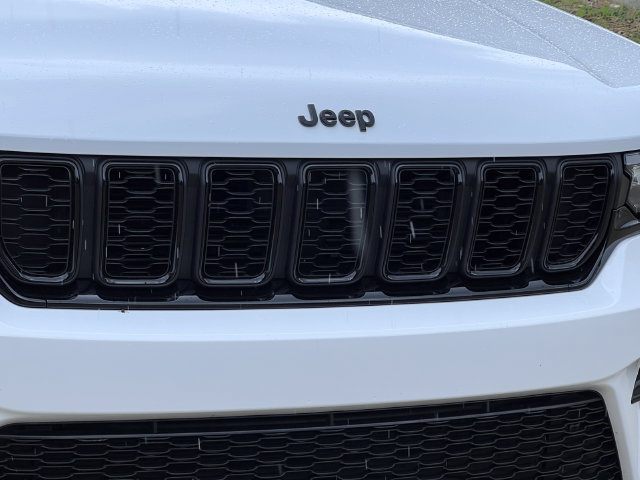 Used 2024 Jeep Grand Cherokee Limited w/ Black Appearance Package AWD/4WD image 41