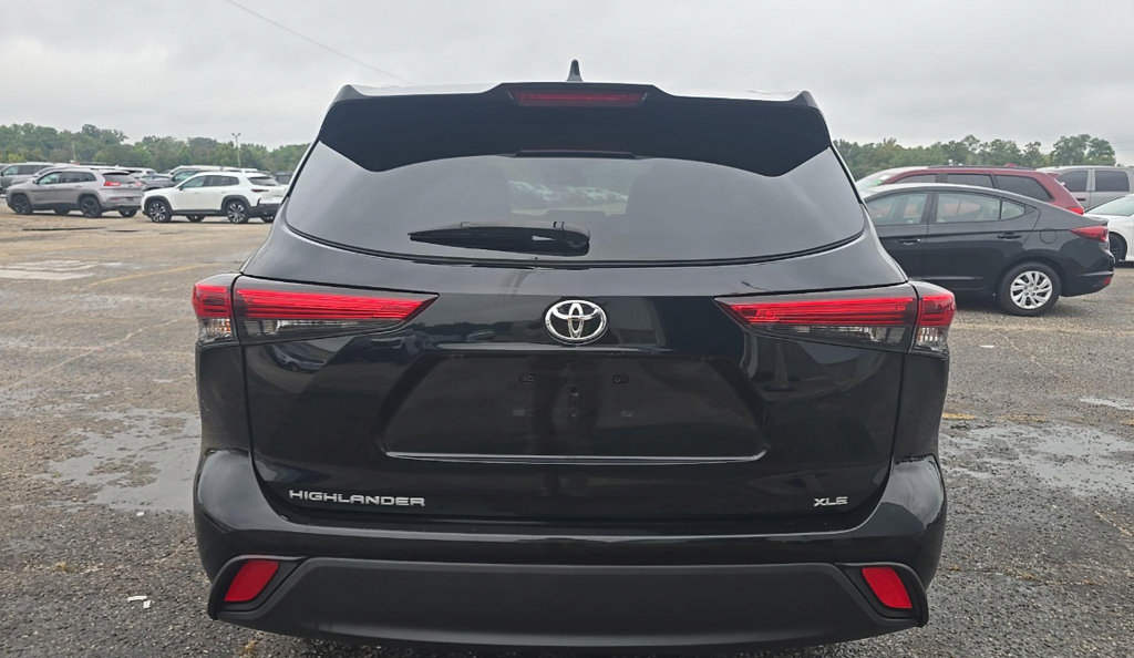 Used 2023 Toyota Highlander XLE FWD image 6