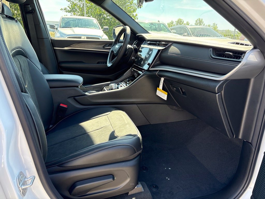 New 2026 Jeep Grand Cherokee Altitude AWD/4WD image 24