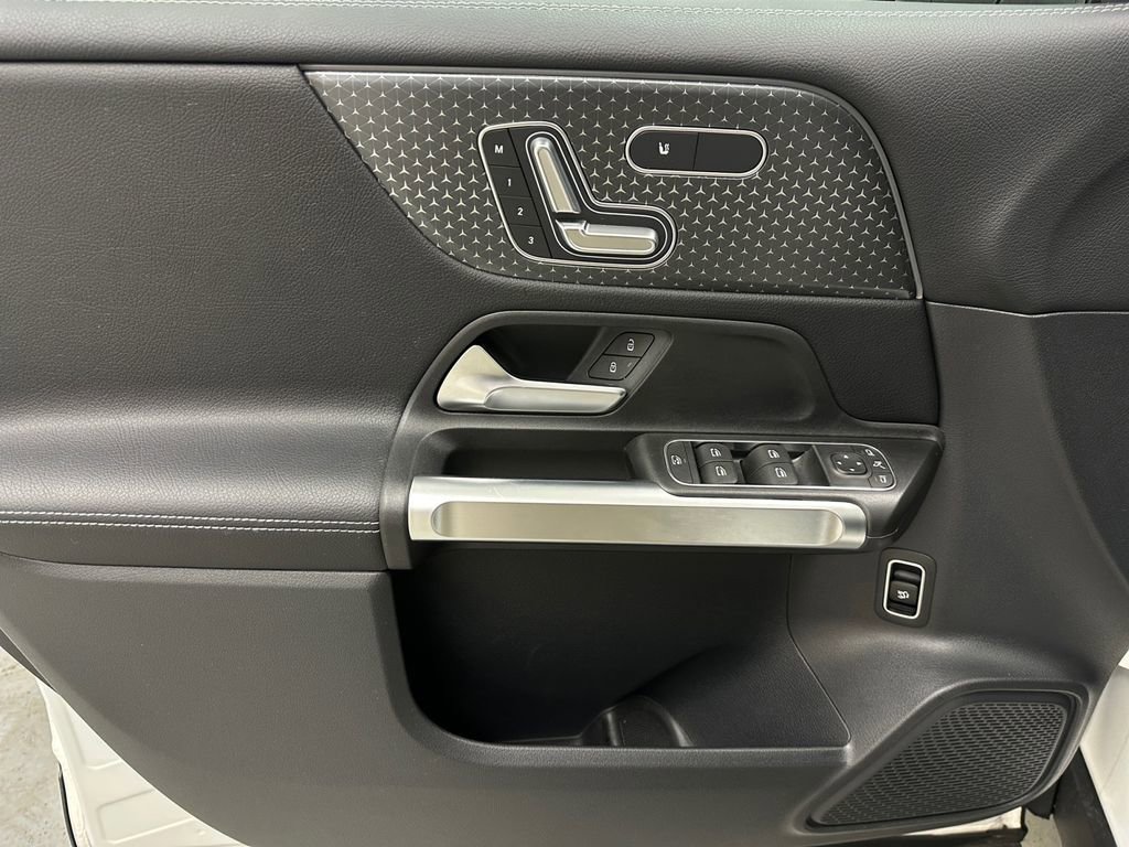 Used 2025 Mercedes-Benz GLB 250 4MATIC image 18