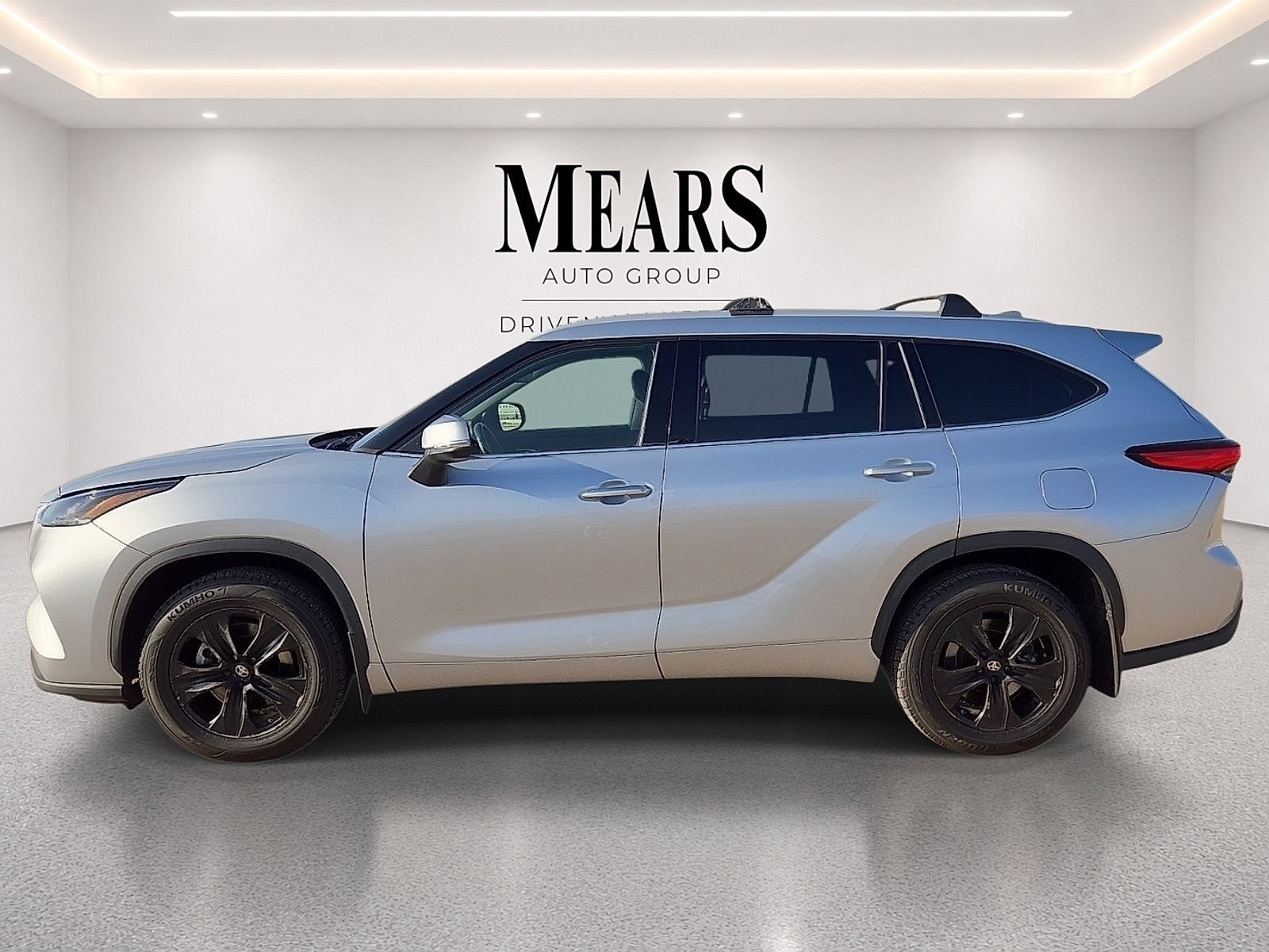 Used 2022 Toyota Highlander XLE AWD/4WD image 2
