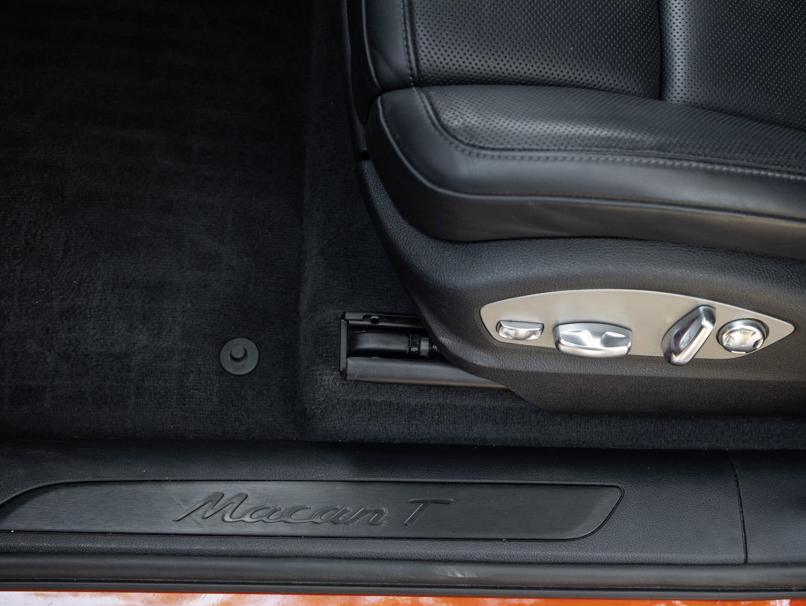 Certified 2024 Porsche Macan Turbo AWD/4WD image 21