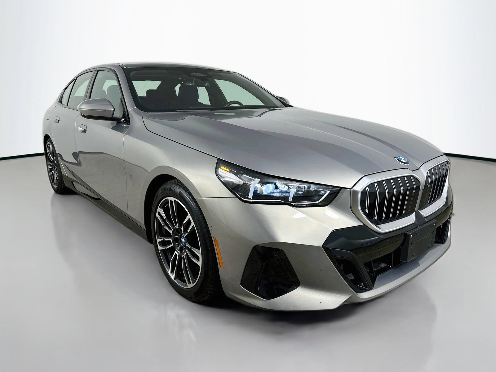 Used 2026 BMW 540i xDrive w/ M Sport Package AWD/4WD image 3