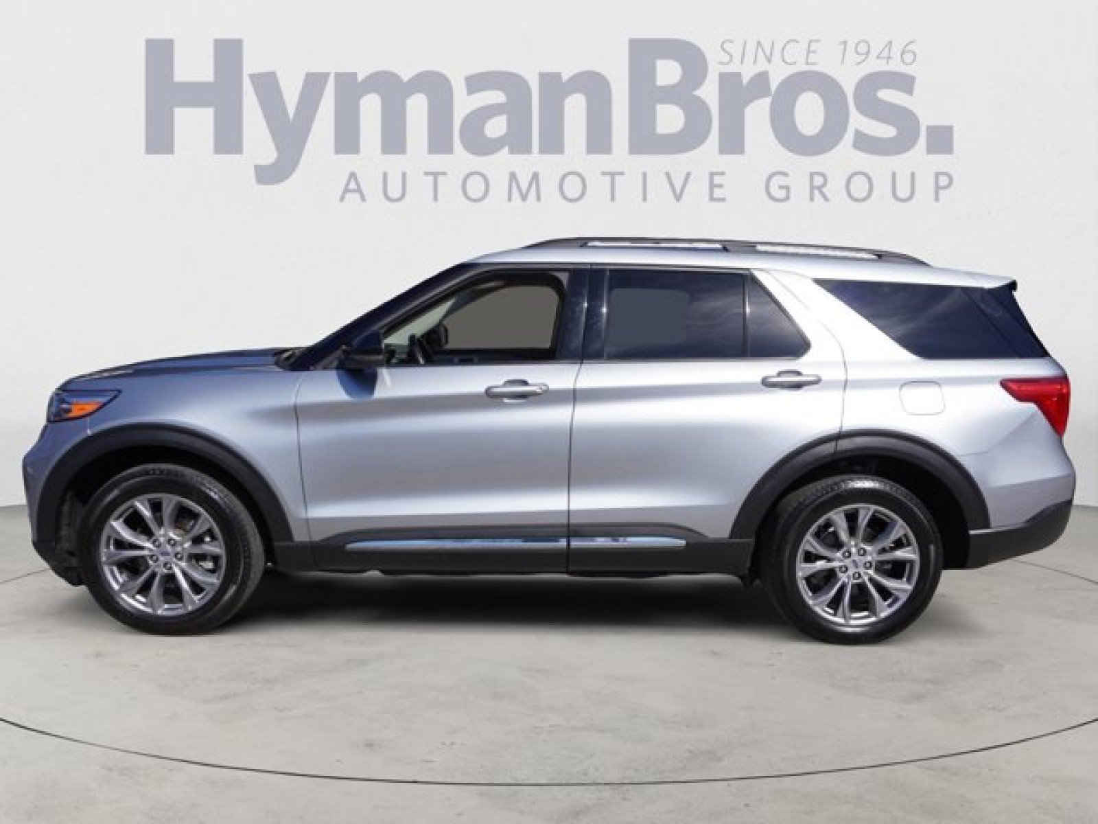 Used 2022 Ford Explorer XLT w/ Equipment Group 202A AWD/4WD image 2